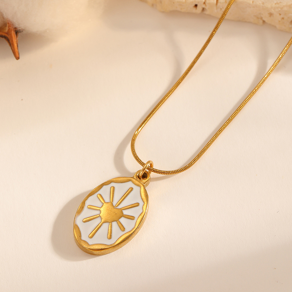 spot stainless steel necklace europe and america cross border sun pendant women's titanium steel love jewelry high-grade gold ornament Application Scenario