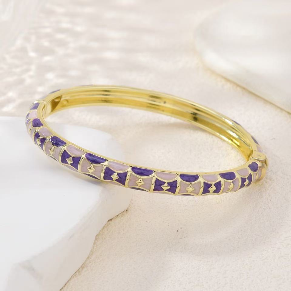 Retro enamel bracelets and colorful oil-dripping floral export ornaments are popular in scenic spots Application Scenario
