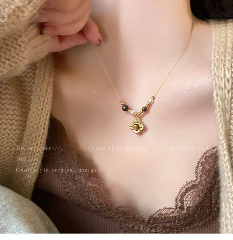 autumn winter retro maillard imitation tiger eye necklace new niche design temperament personalized fashionable all-match necklace Application Scenario