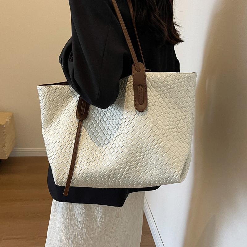 cross-border large capacity woven bag women 2025 new retro easy matching shoulder underarm bag korean style portable tote bag Application Scenario