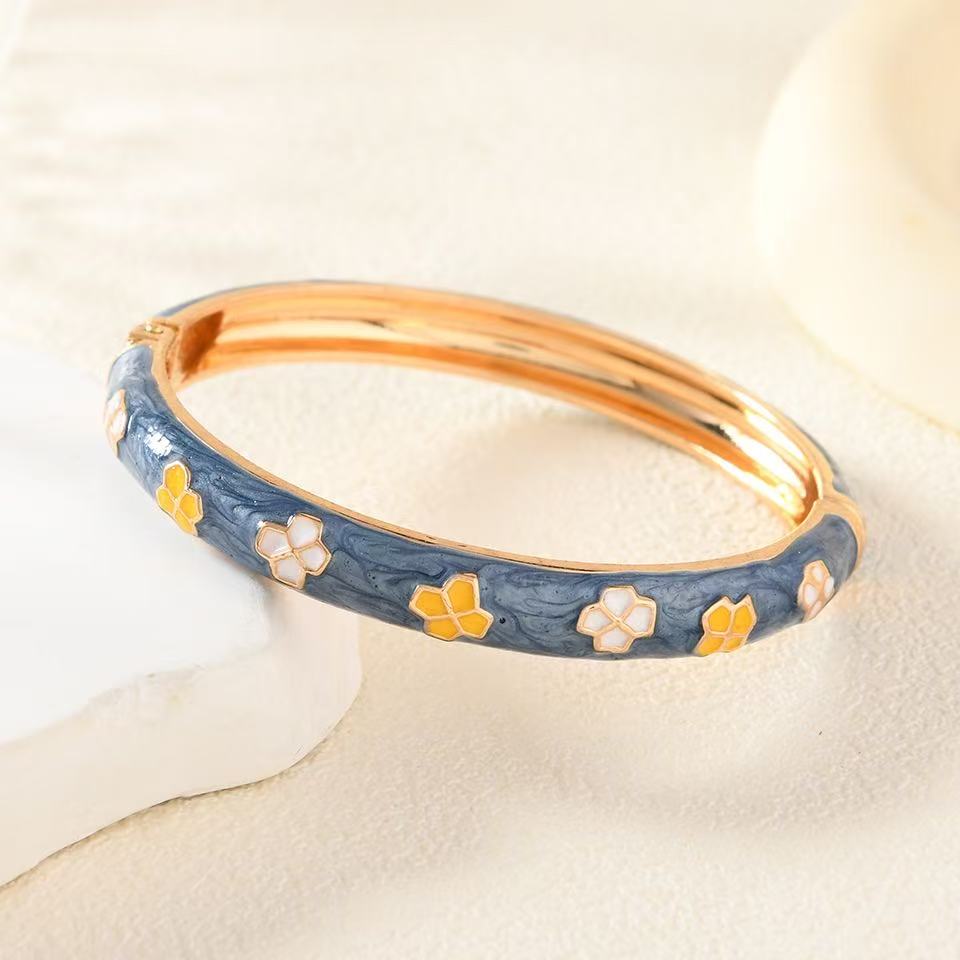 Retro enamel bracelets, colorful oil-dripping floral export ornaments, are popular in scenic spots as souvenirs details Picture