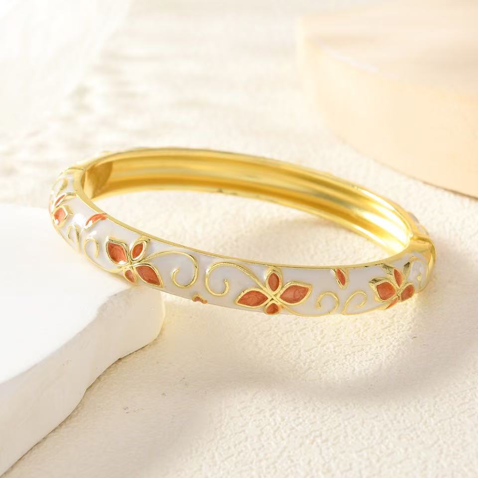 Retro enamel bracelets, colorful oil-dripping floral four-leaf clover foreign trade accessories are popular in scenic spots Application Scenario