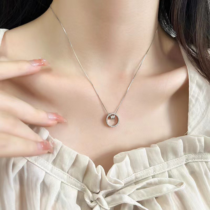 2024 small waist hot tik tok live stream hot sale circle necklace for women light luxury and simplicity temperament clavicle chain wholesale full figure