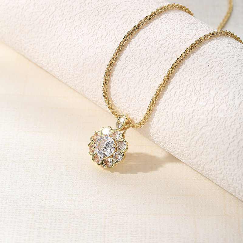 gold titanium steel no fading four-leaf flower necklace for women 2024 new light luxury all-match high-grade hot-selling clavicle chain full figure