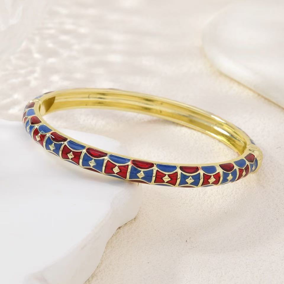 Retro enamel bracelets and colorful oil-dripping floral export ornaments are popular in scenic spots Specification image