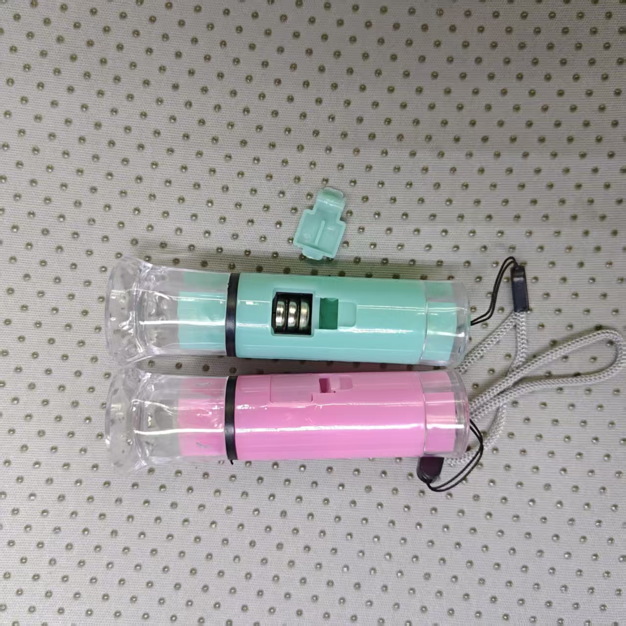 Portable mini flashlights with colorful designs are practical and fashionable, and can be exchanged for electronic products. Wholesale from the manufacturer Specification image