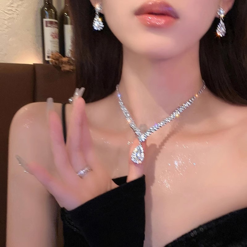 a total of dinner party ~ full diamond super shiny tassel necklace female light luxury minority design sense chest necklace advanced clavicle chain neck chain Item Picture