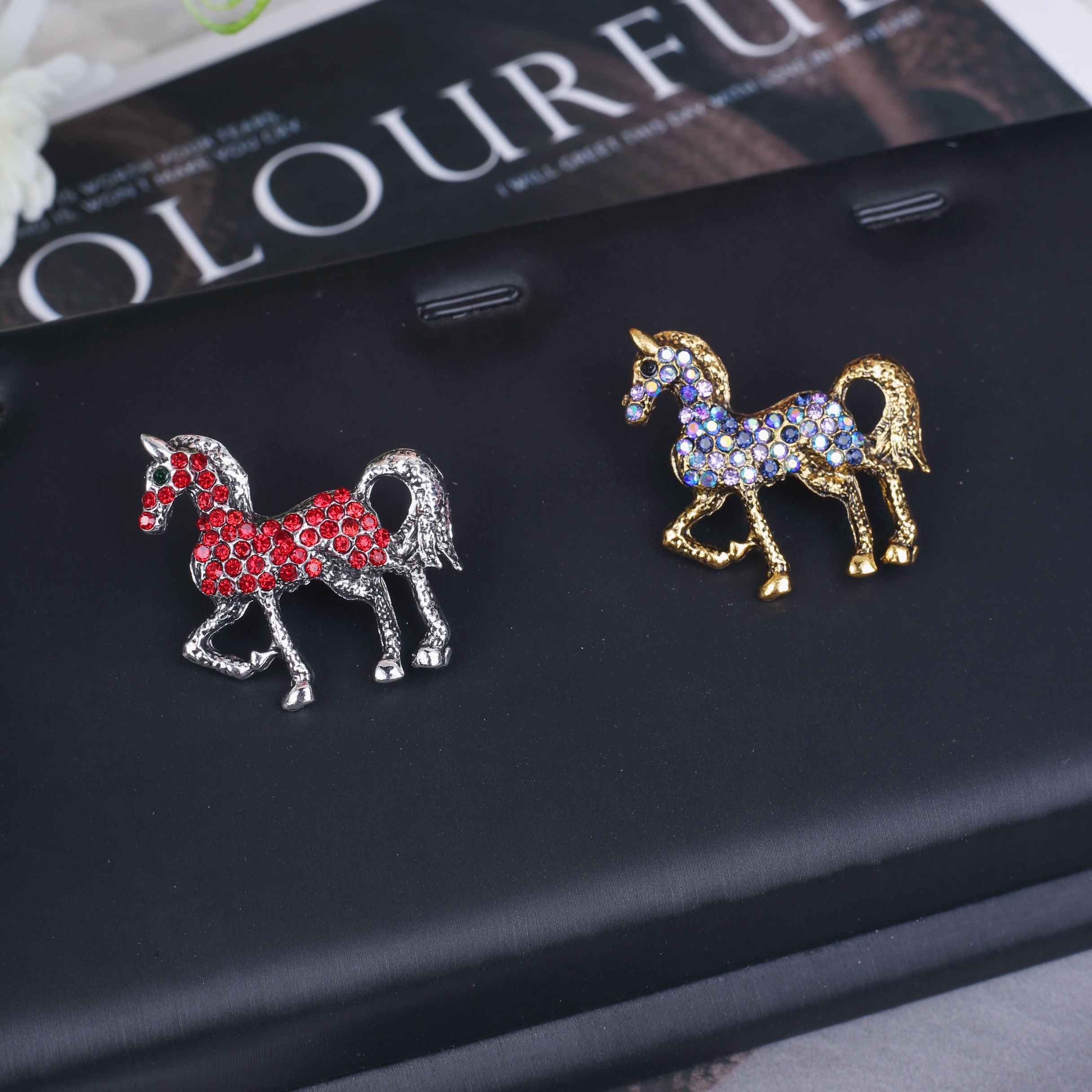 2026年生肖马徽章可爱动物本命年小礼物饰品服装配饰挂件马年胸针新款欧美个性珐琅水钻滴油小马胸针精致西装大衣胸花百搭别针