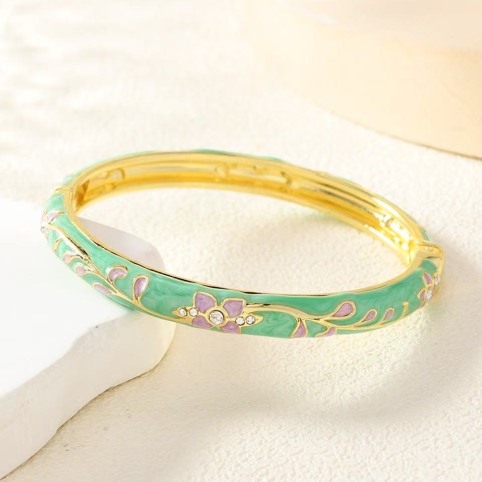 Retro enamel multi-color bracelets and colorful oil-dripping floral export accessories are popular in scenic spots Item Picture