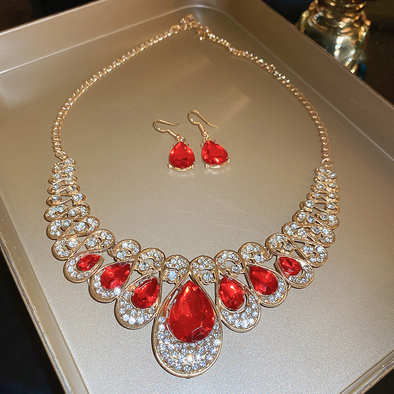 mid-ancient vintage light luxury necklace palace style exquisite rhinestone water drop clavicle chain high-grade retro necklace women details Picture