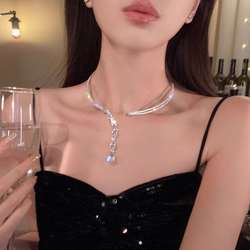 a total of dinner party ~ full diamond super shiny tassel necklace female light luxury minority design sense chest necklace advanced clavicle chain neck chain details Picture