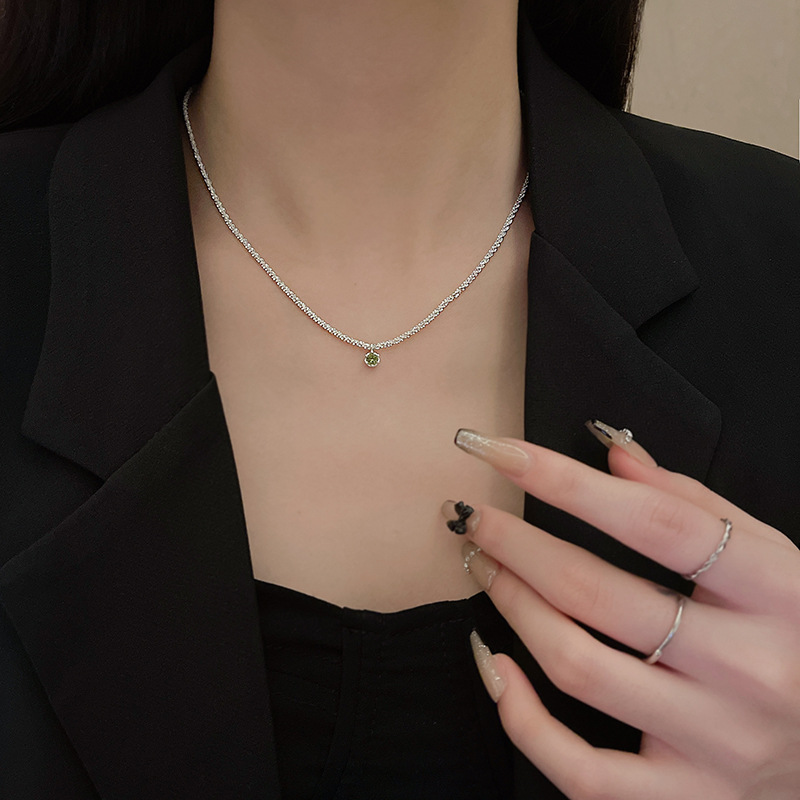 ins style sparkling necklace women's design sense niche green shiny diamond pendant clavicle chain light luxury hot accessories Application Scenario