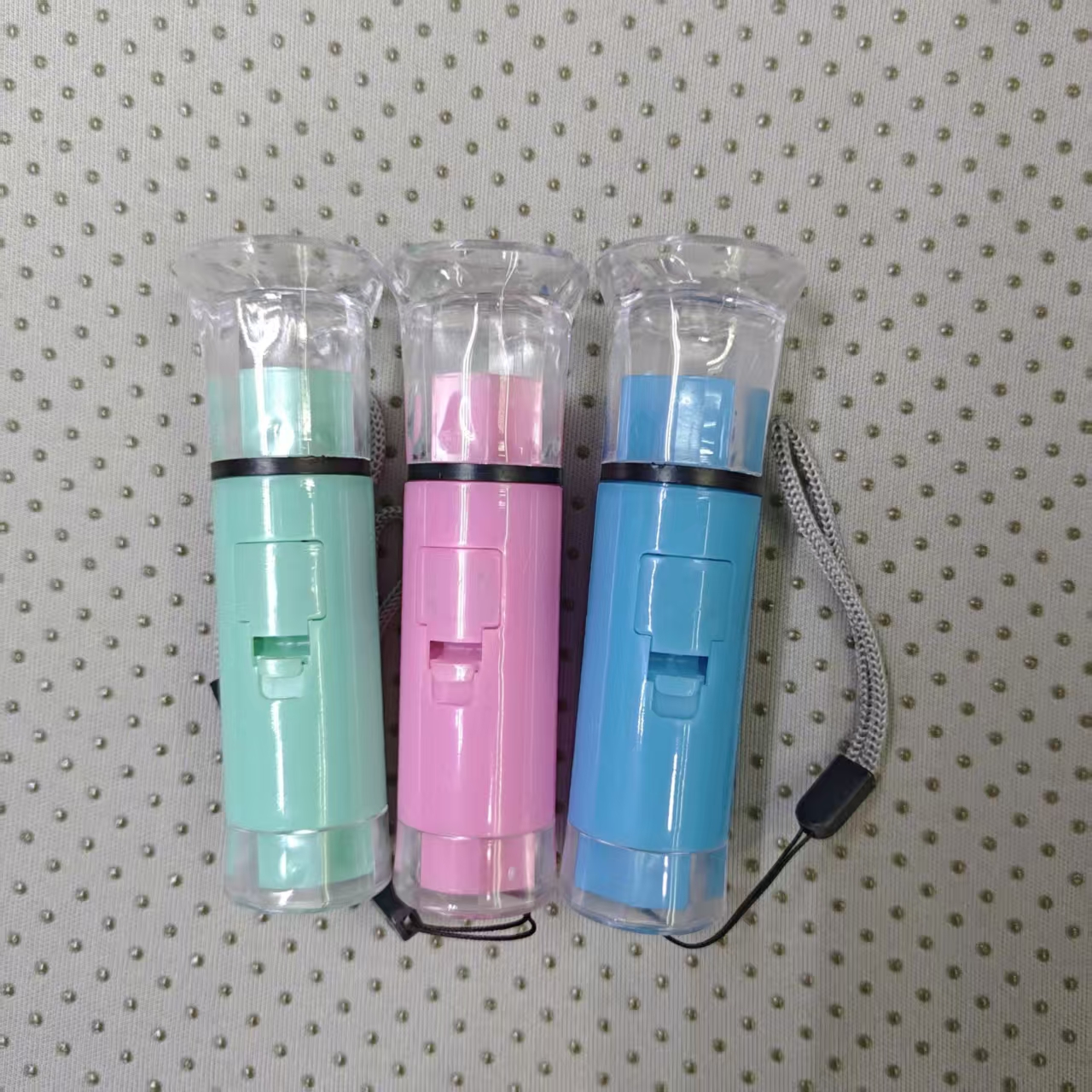 Portable mini flashlights with colorful designs are practical and fashionable, and can be exchanged for electronic products. Wholesale from the manufacturer details Picture