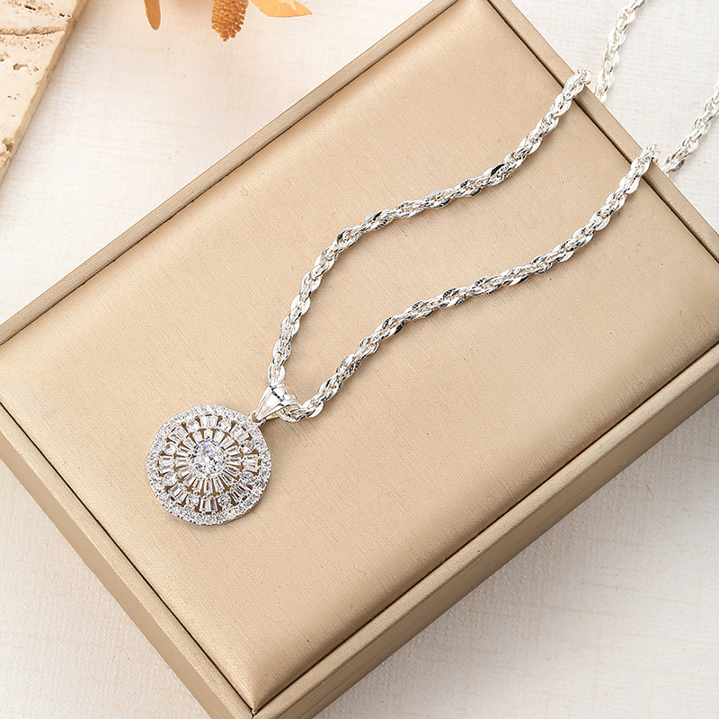 gold titanium steel no fading four-leaf flower necklace for women 2024 new light luxury all-match high-grade hot-selling clavicle chain details Picture