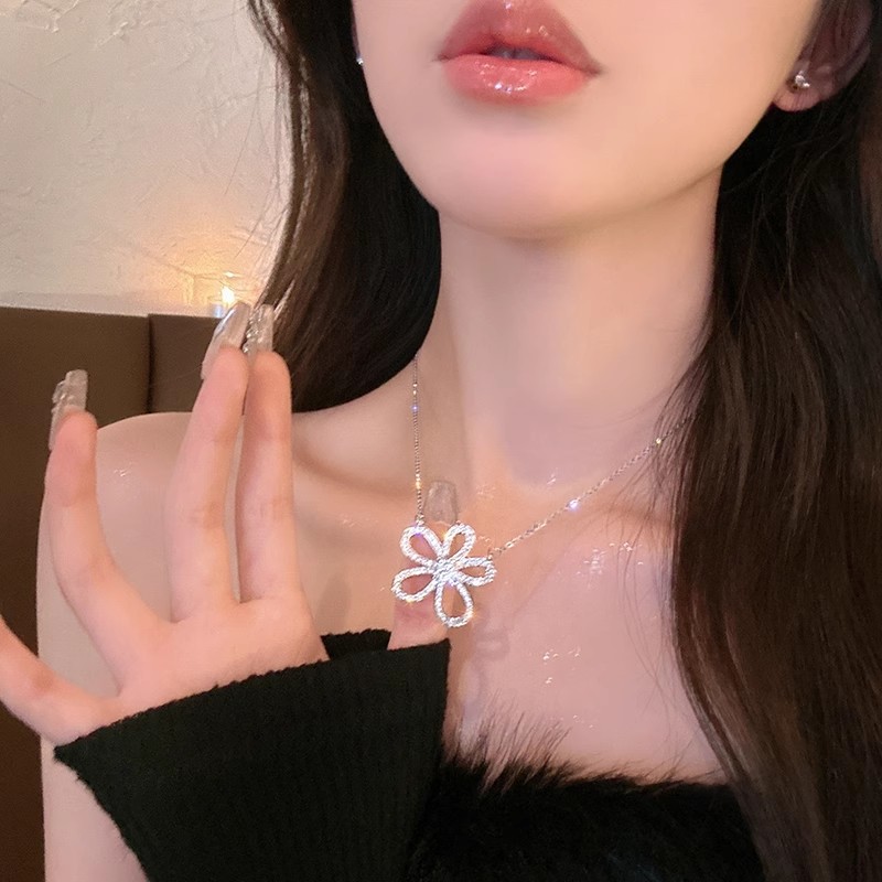 a total of dinner party ~ full diamond super shiny tassel necklace female light luxury minority design sense chest necklace advanced clavicle chain neck chain Application Scenario
