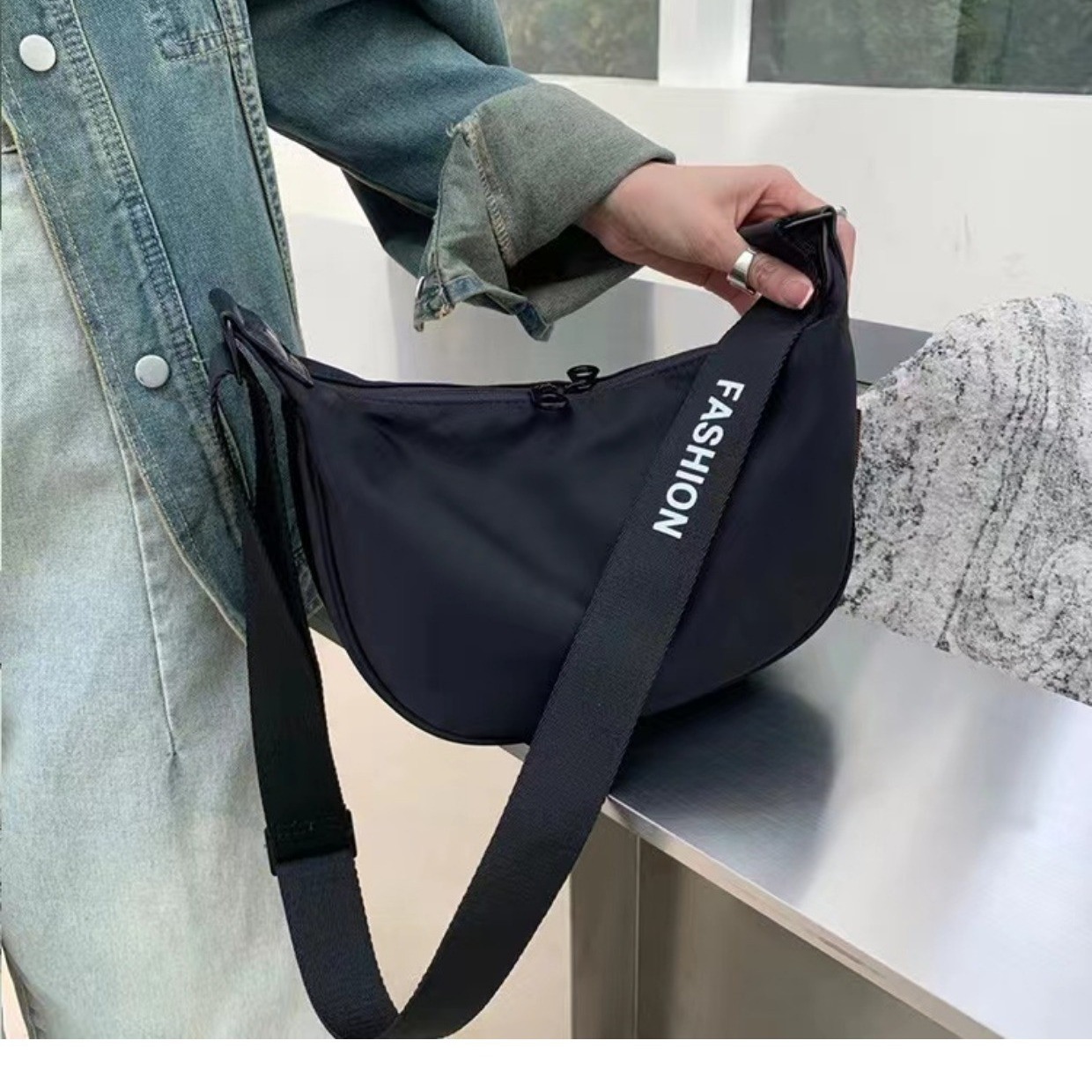 minority simple crossbody dumpling bag women's new casual sports oxford cloth shoulder bag large capacity women bags Application Scenario