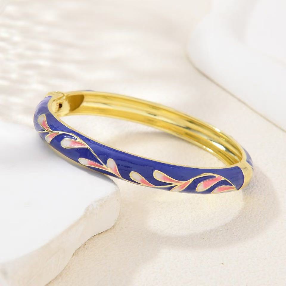 Retro enamel bracelets with colorful oil drip patterns as foreign trade accessories are popular in scenic spots Application Scenario