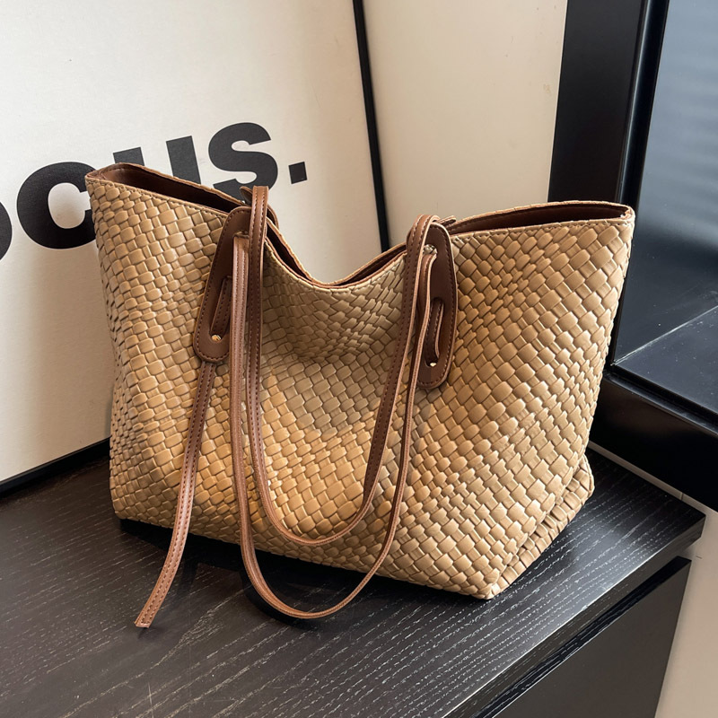 cross-border large capacity woven bag women 2025 new retro easy matching shoulder underarm bag korean style portable tote bag full figure