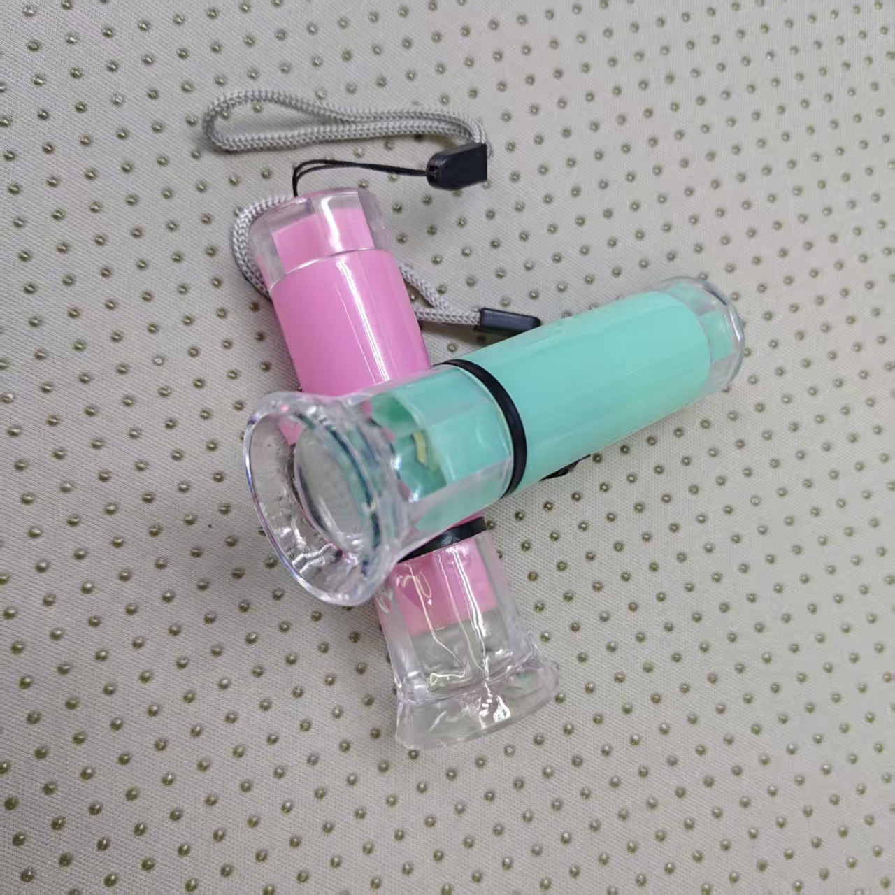 Portable mini flashlights with colorful designs are practical and fashionable, and can be exchanged for electronic products. Wholesale from the manufacturer Application Scenario
