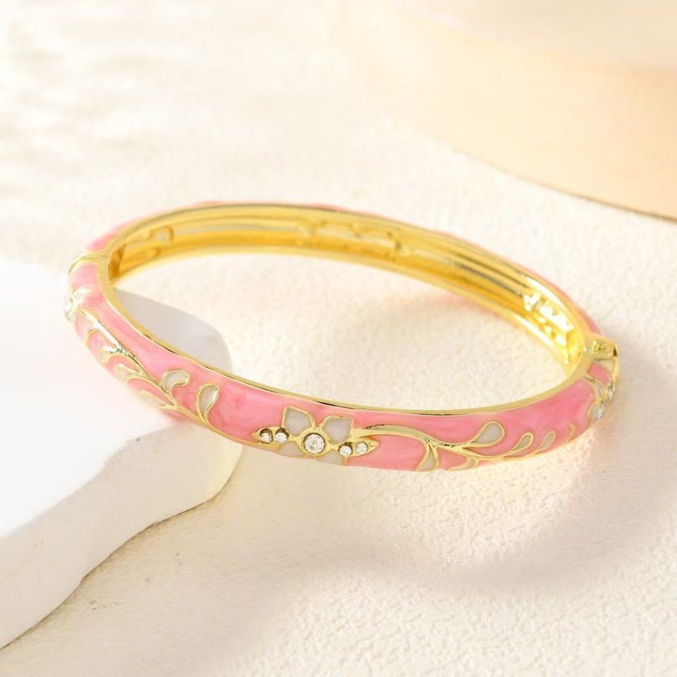 Retro enamel multi-color bracelets and colorful oil-dripping floral export accessories are popular in scenic spots details Picture