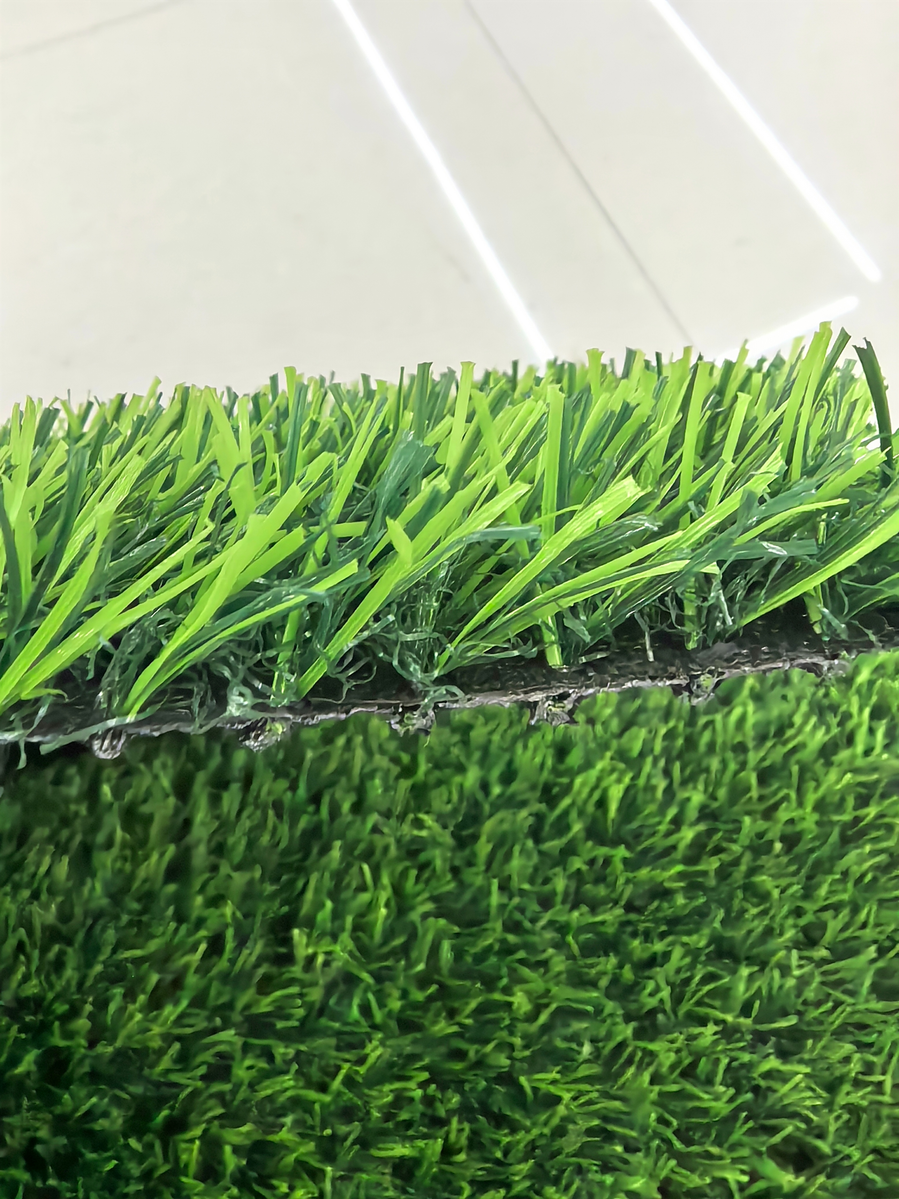 The artificial turf pad for sports tracks is wear-resistant and anti-slip. It is an outdoor sports field laying material suitable for track turf decoration and high-density grass Application Scenario