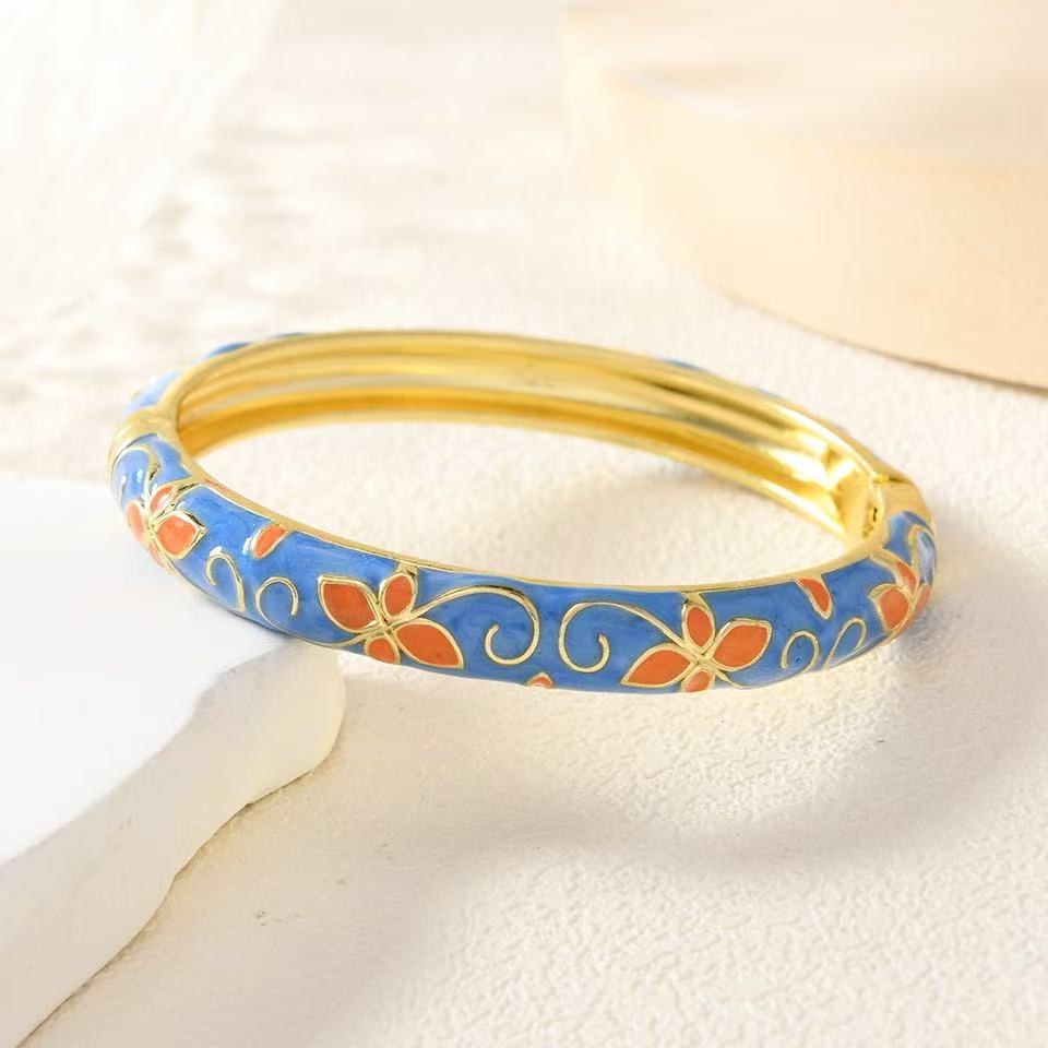 Retro enamel bracelets, colorful oil-dripping floral four-leaf clover foreign trade accessories are popular in scenic spots