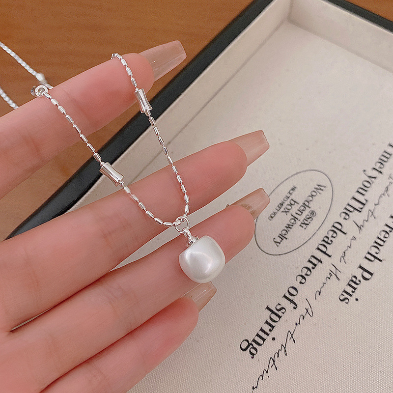 ins style baroque pearl necklace women's simple high-grade clavicle chain minority all-match temperament popular sweater chain Application Scenario