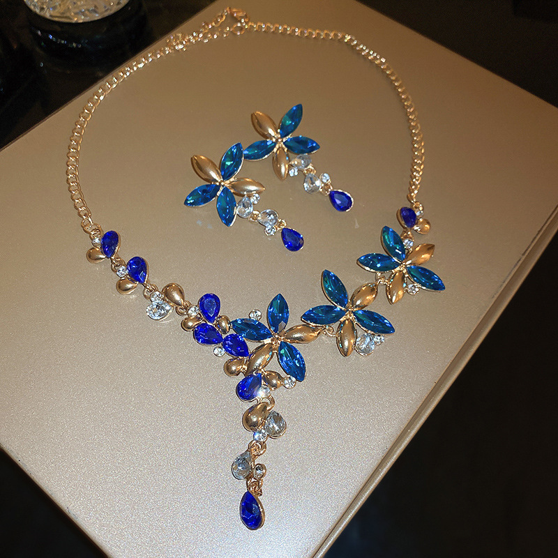 mid-ancient vintage light luxury necklace palace style exquisite rhinestone water drop clavicle chain high-grade retro necklace women Application Scenario