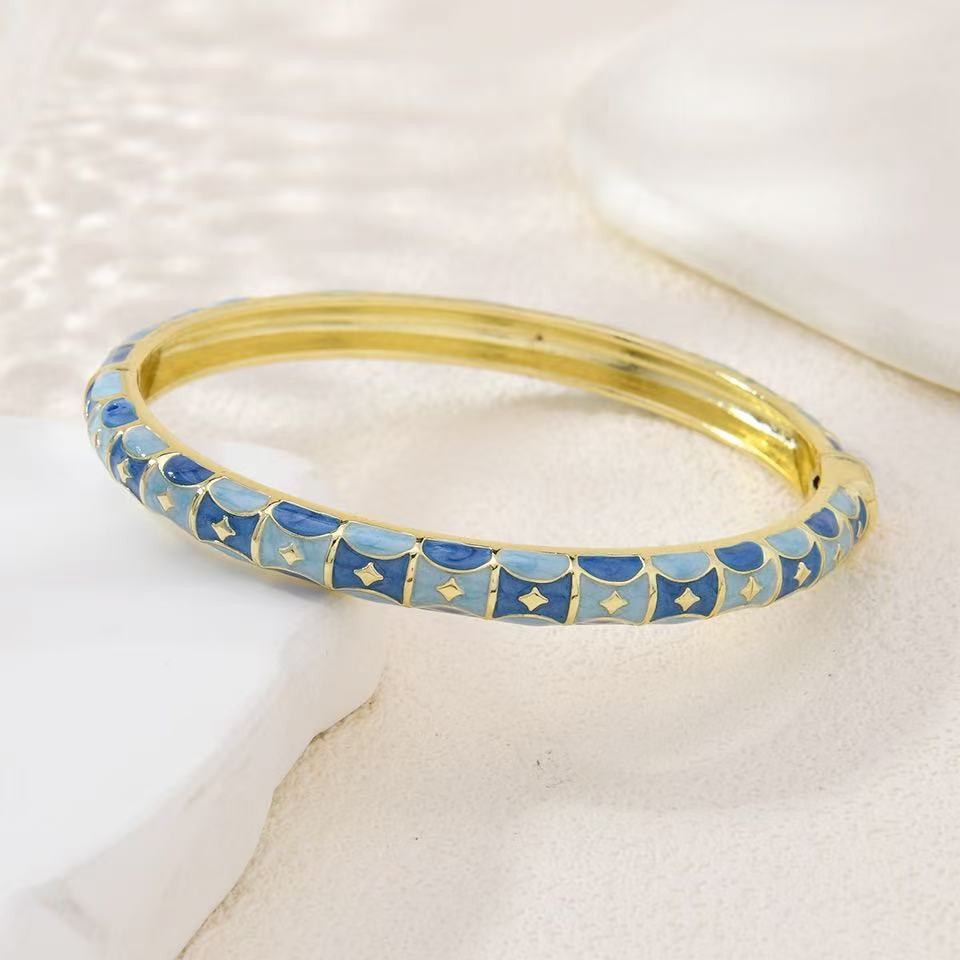 Retro enamel bracelets and colorful oil-dripping floral export ornaments are popular in scenic spots