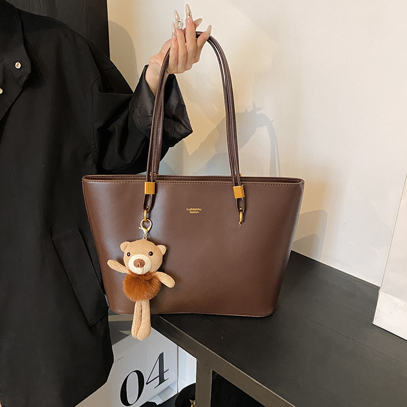 advanced texture retro bags women 2025 new large capacity shoulder commuter bag fashion personalized tote bag cross-border Application Scenario