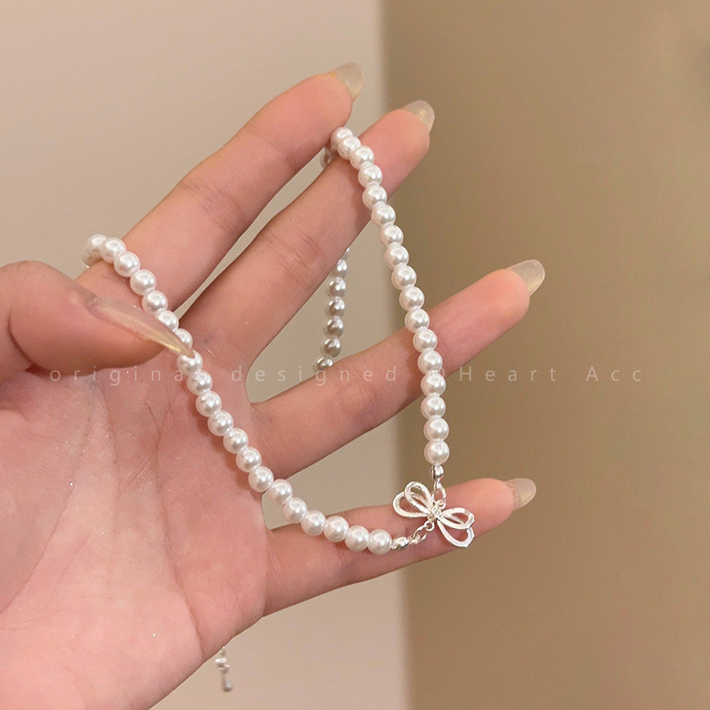 gentle butterfly pearl necklace for women light luxury minority design high-grade clavicle chain online influencer refined necklace accessories details Picture