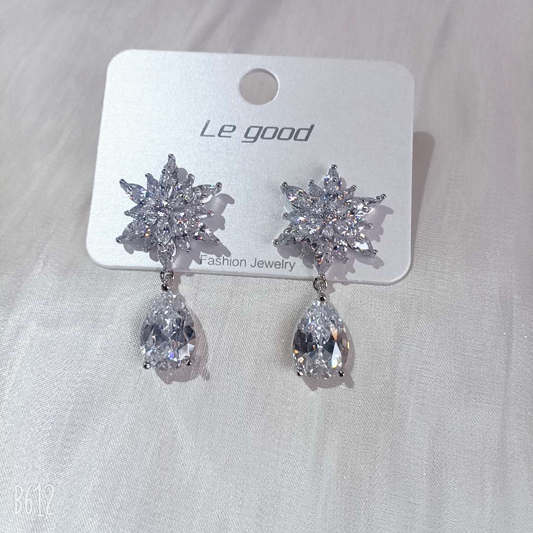 Best-selling zircon snowflake ear needles details Picture