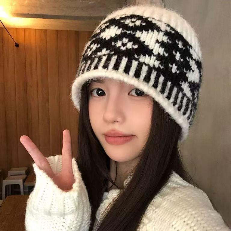 autumn and winter warm wool hat hand-woven hollow bag cap women's ethnic tassel earflaps slipover knitted hat Application Scenario