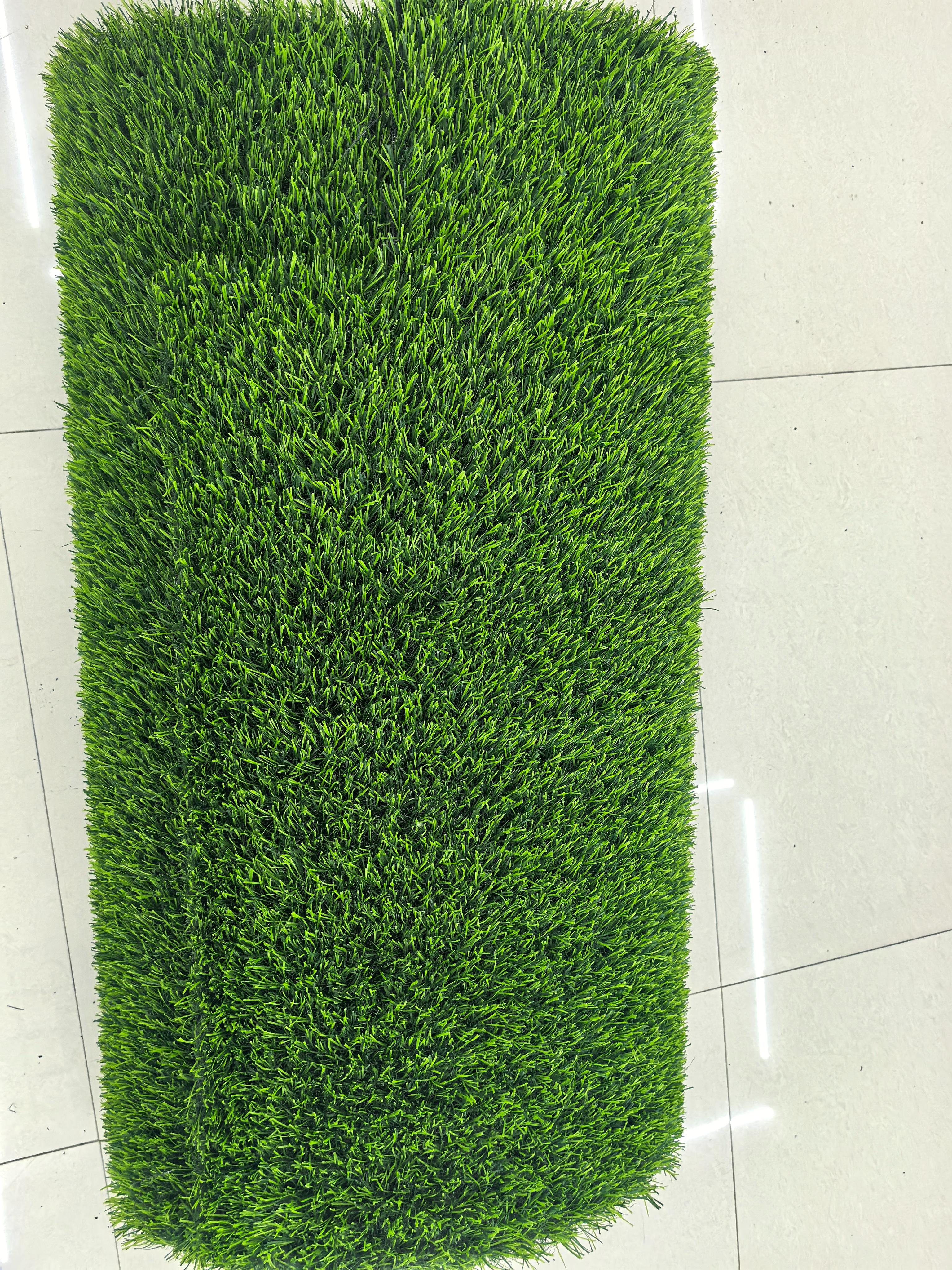The artificial turf pad for sports tracks is wear-resistant and anti-slip. It is an outdoor sports field laying material suitable for track turf decoration