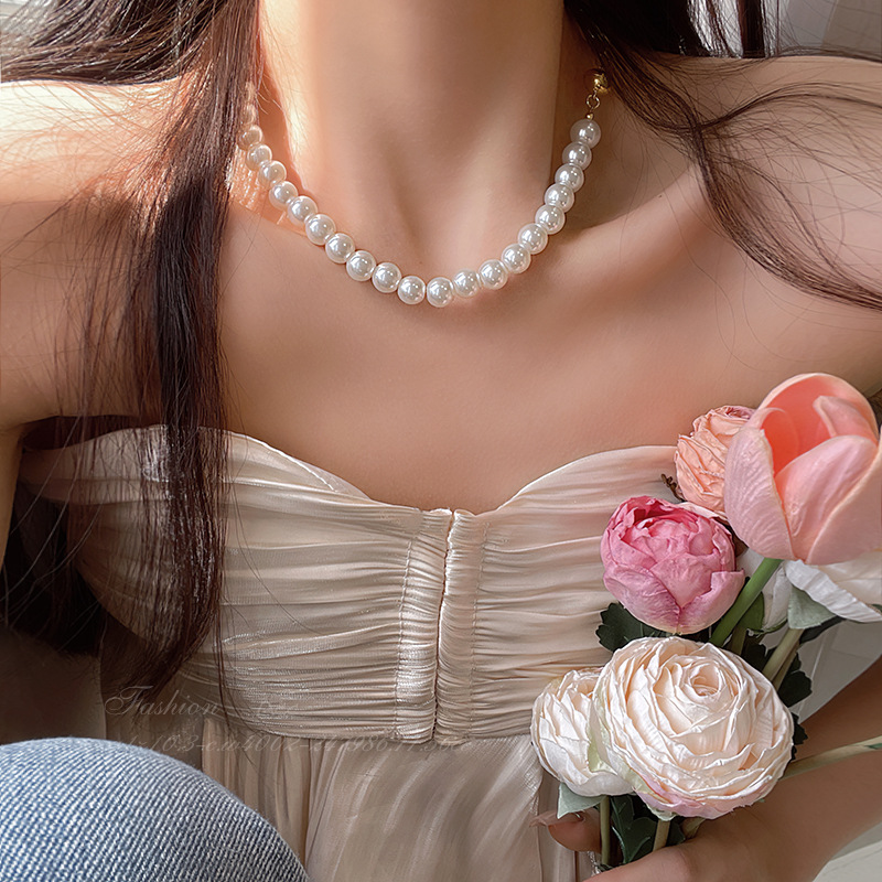 2025 new pearl necklace for women ins style retro magnetic buckle beaded clavicle chain simple popular ornament Application Scenario