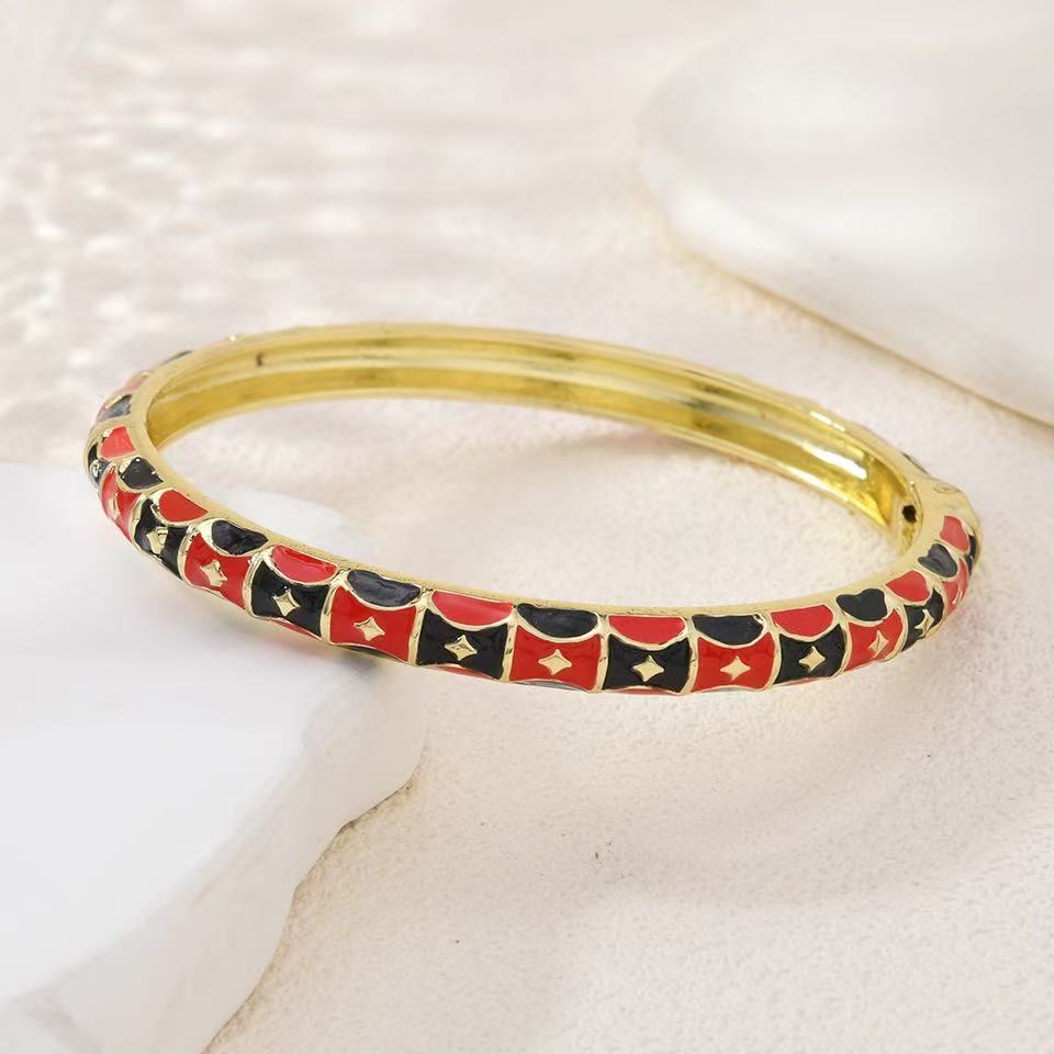 Retro enamel bracelets and colorful oil-dripping floral export ornaments are popular in scenic spots details Picture