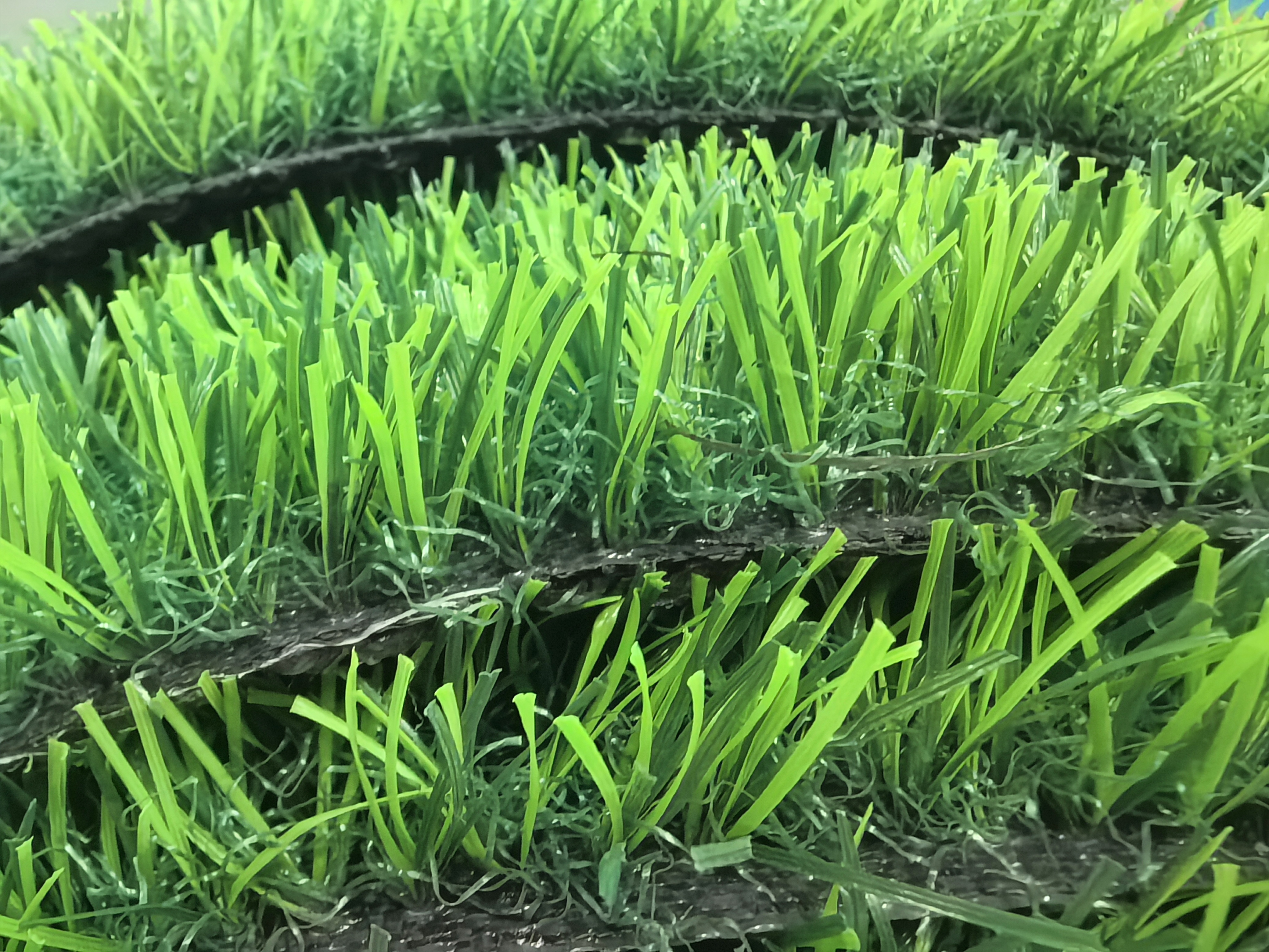 The artificial turf pad for sports tracks is wear-resistant and anti-slip. It is an outdoor sports field laying material suitable for track turf decoration and high-density grass Specification image