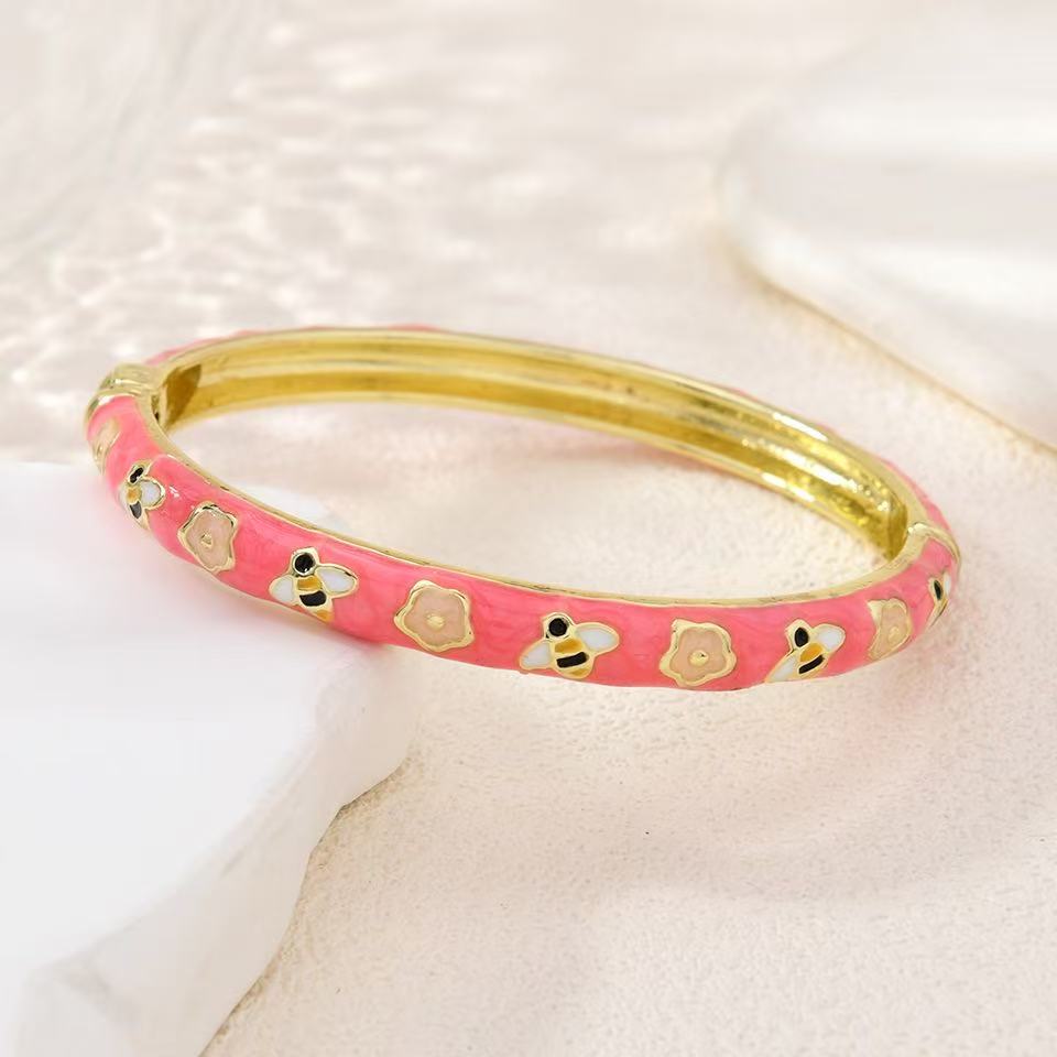 Retro enamel bracelets, colorful oil-dripping floral and bee-shaped foreign trade accessories are popular in scenic spots