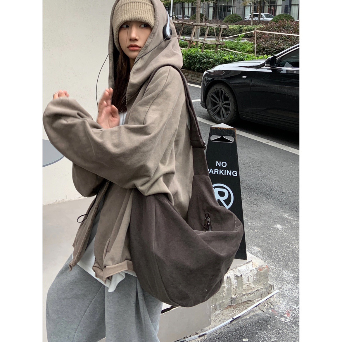 2024 new retro brown one-shoulder crossbody dumpling bag canvas women's bag niche idle style details Picture