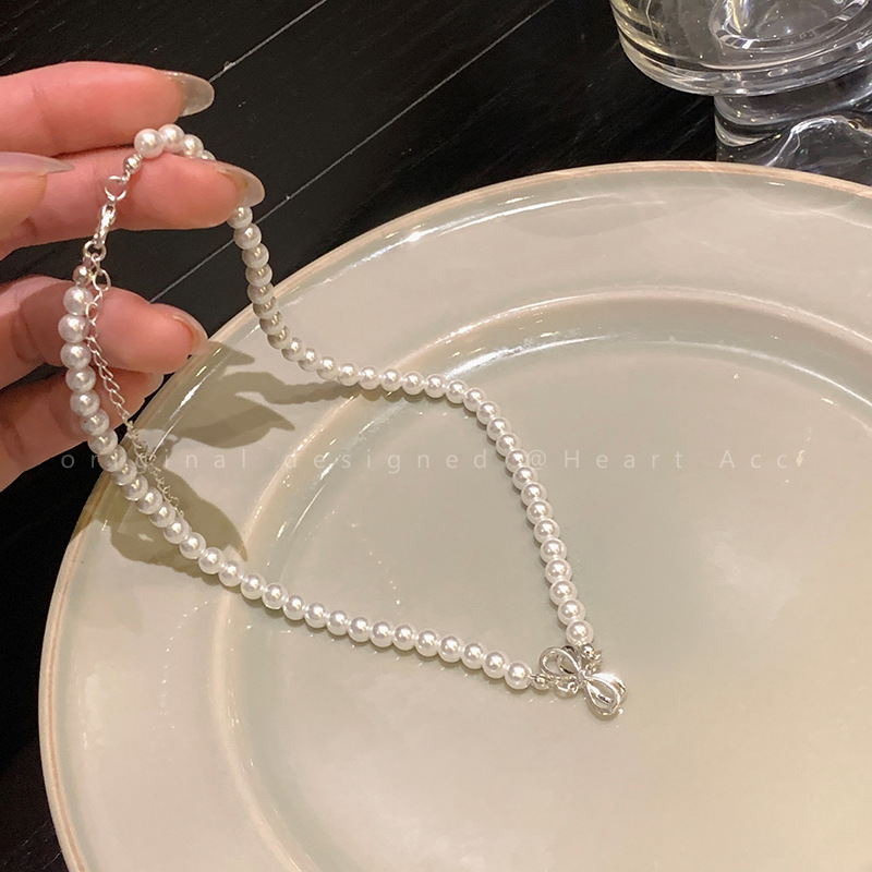 gentle butterfly pearl necklace for women light luxury minority design high-grade clavicle chain online influencer refined necklace accessories Application Scenario