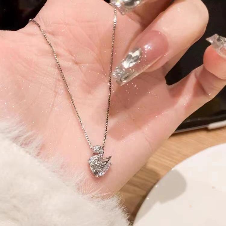 zhao lusi same style single diamond super flash necklace for women 2025 autumn high-grade light luxury titanium steel no fading clavicle chain wholesale Item Picture