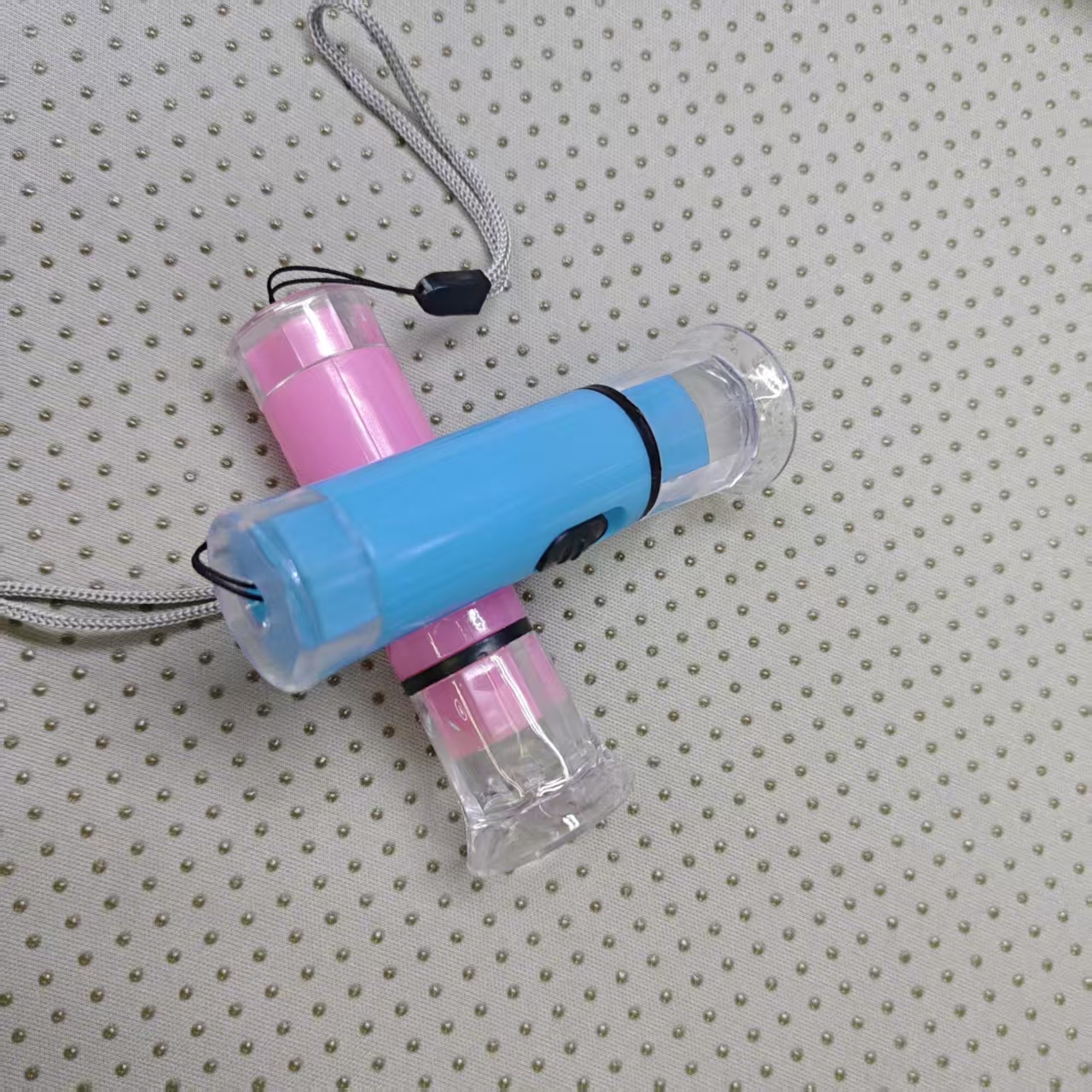 Portable mini flashlights with colorful designs are practical and fashionable, and can be exchanged for electronic products. Wholesale from the manufacturer Item Picture