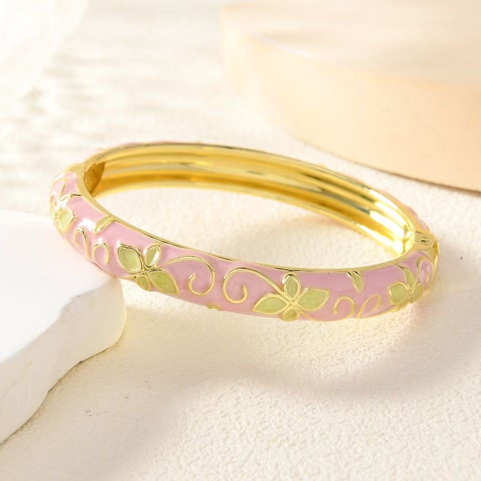 Retro enamel bracelets, colorful oil-dripping floral four-leaf clover foreign trade accessories are popular in scenic spots details Picture