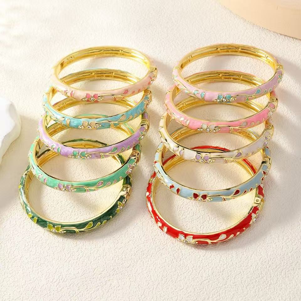 Retro enamel multi-color bracelets and colorful oil-dripping floral export accessories are popular in scenic spots