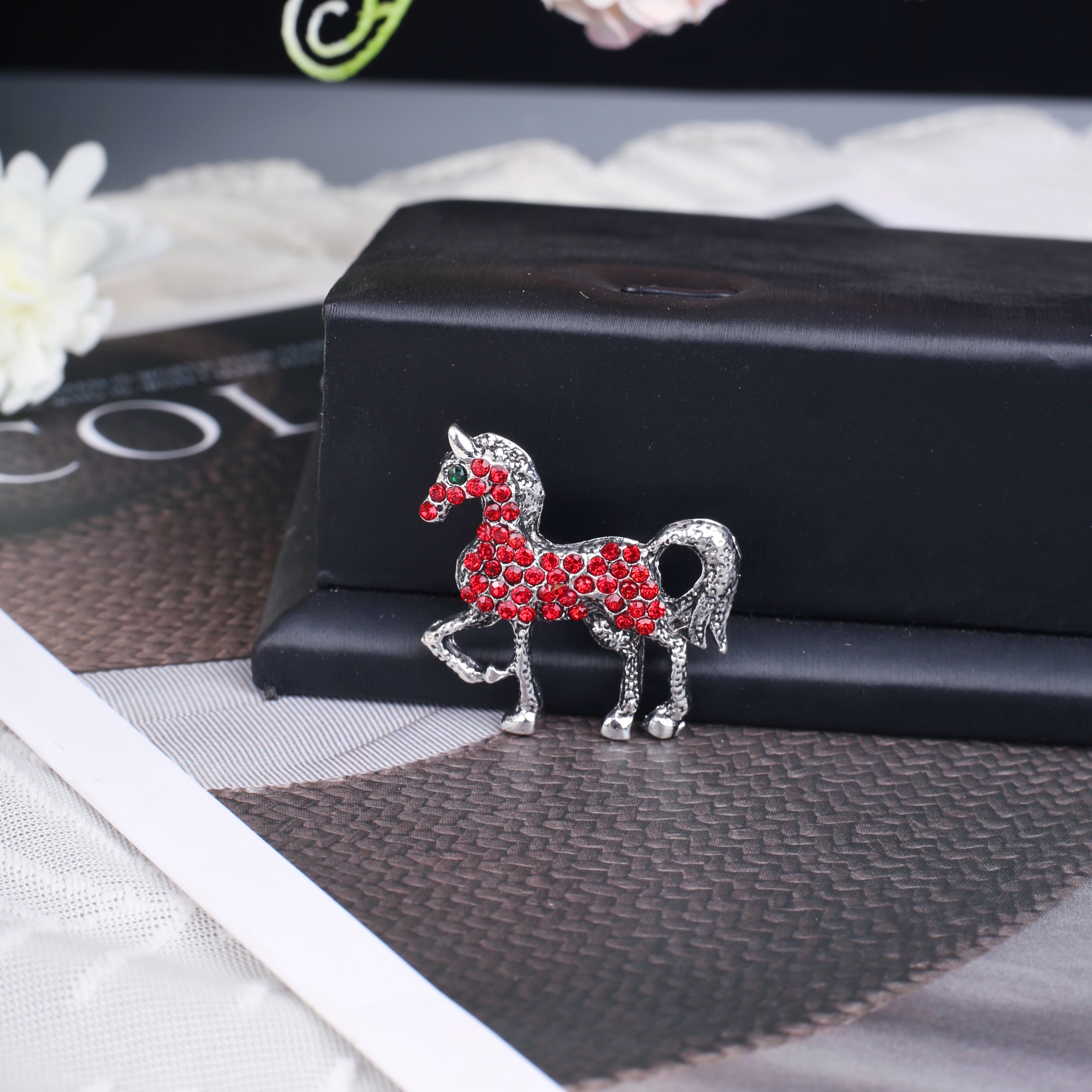 胸针/布艺胸针/旋转雪花胸针/徽章/毛主席头像徽章白底实物图