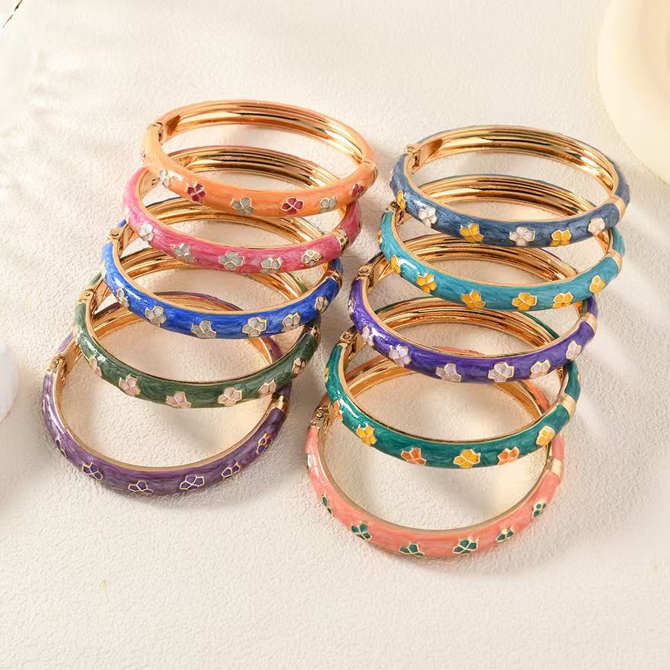 Retro enamel bracelets, colorful oil-dripping floral export ornaments, are popular in scenic spots as souvenirs Specification image