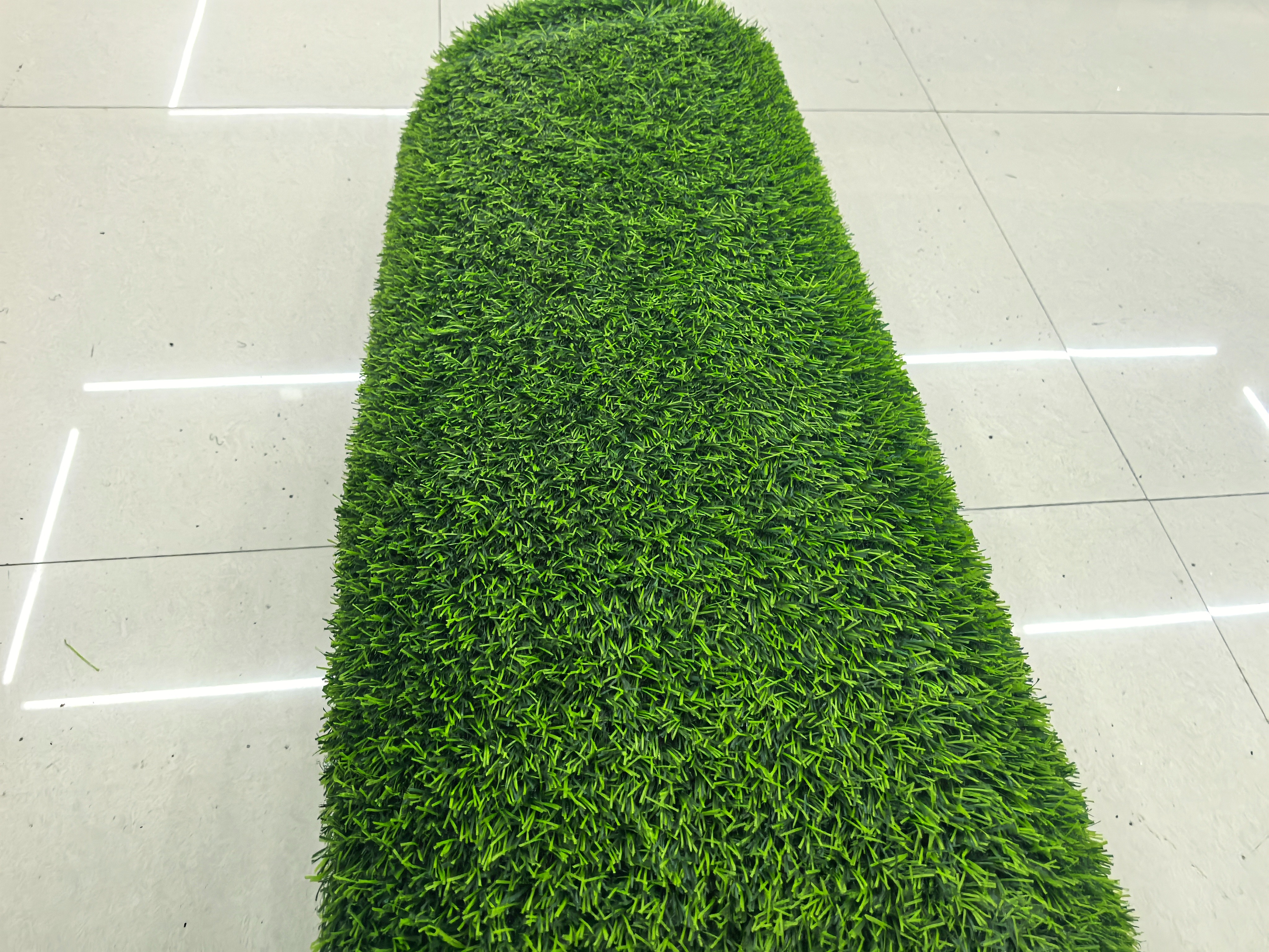 The artificial turf pad for sports tracks is wear-resistant and anti-slip. It is an outdoor sports field laying material suitable for track turf decoration with ultra-high density