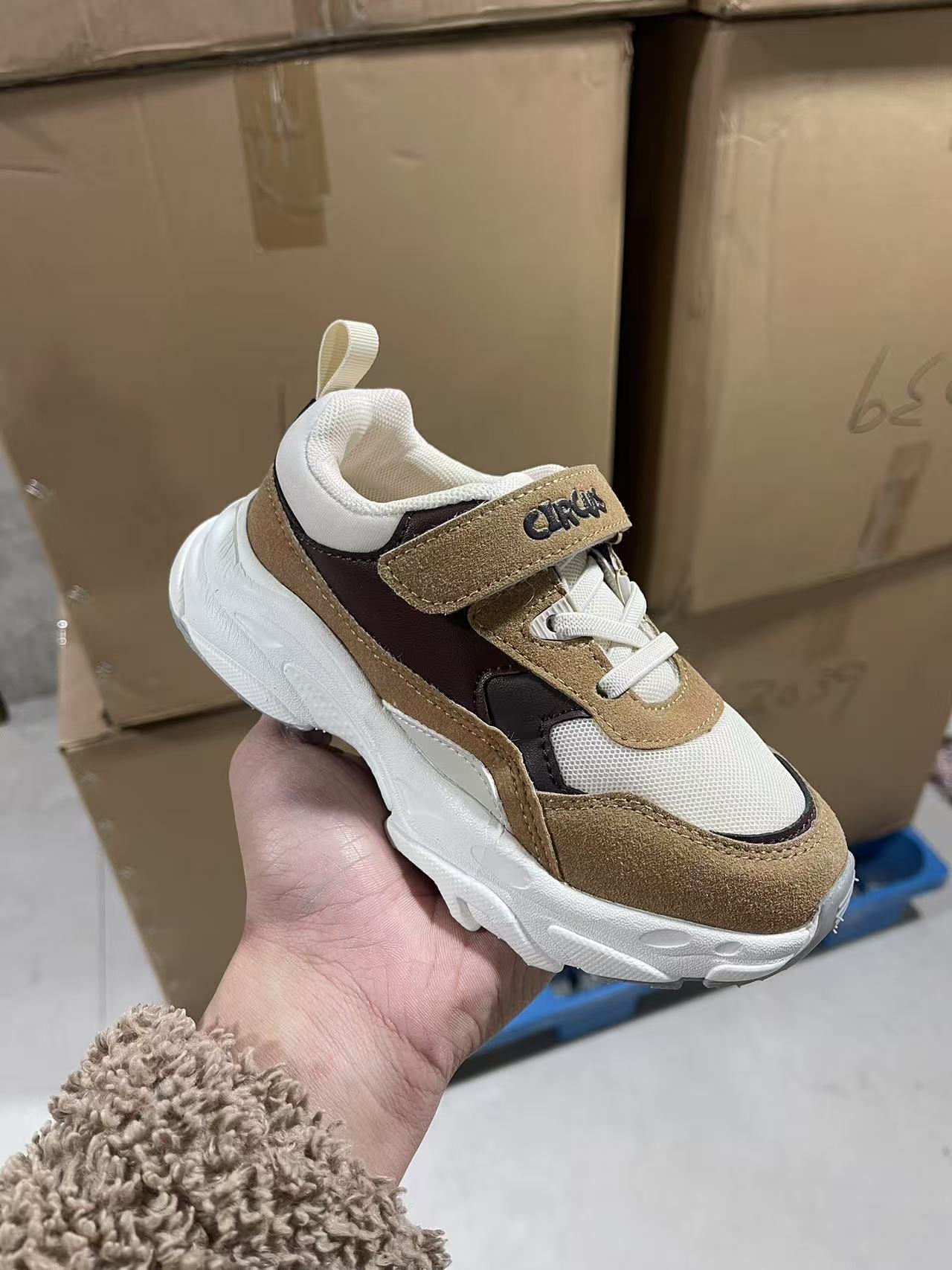 wenzhou shoes women's inventory factory stall supply running volume wholesale women's sports shoes mixed batch dad shoes live clearance Application Scenario