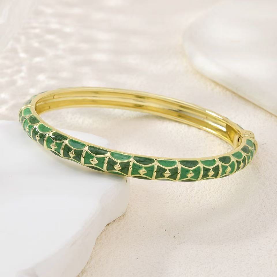 Retro enamel bracelets and colorful oil-dripping floral export ornaments are popular in scenic spots Item Picture
