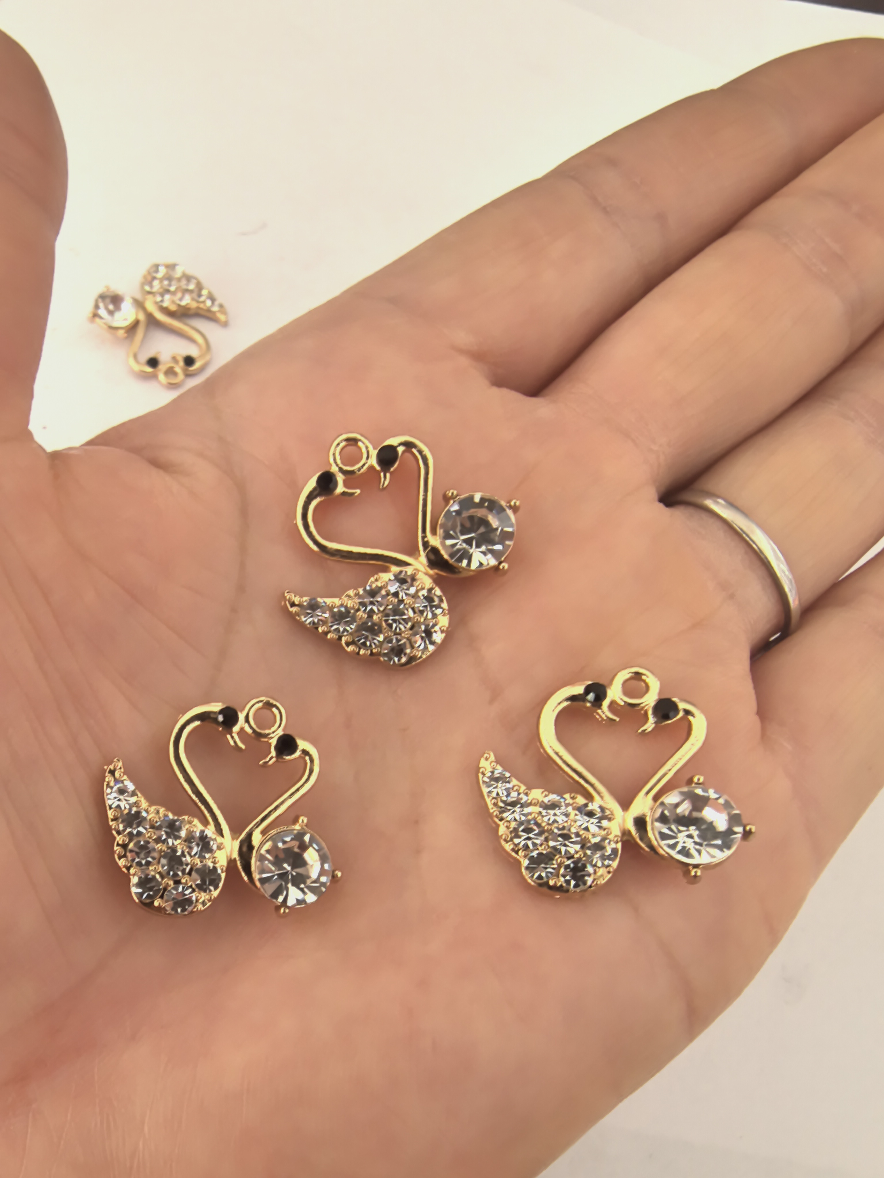 跨境热销爱心天鹅耳环吊坠书单吊环饰品挂件DIY项链手链配件批发 细节图